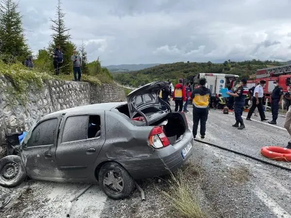 Son dakika haberi | Otobüs, otomobile çarptı: 3 ölü, 1 yaralı (2)- Yeniden