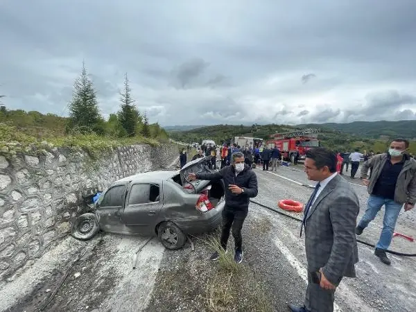 Son dakika haberi | Otobüs, otomobile çarptı: 3 ölü, 1 yaralı (2)- Yeniden