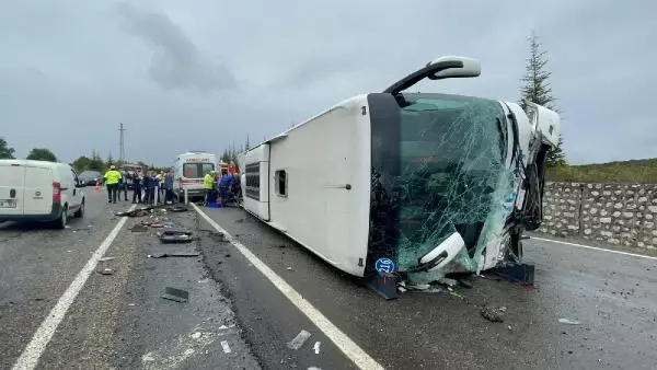 Son dakika haberi | Otobüs, otomobile çarptı: 3 ölü, 1 yaralı (2)- Yeniden