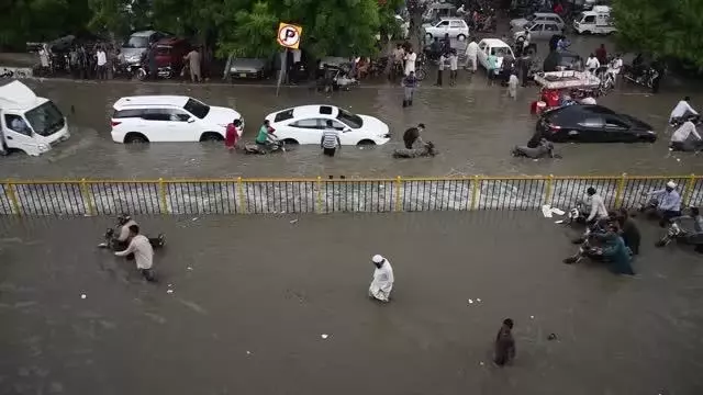 Pakistan'ın Karaçi şehrinde aşırı yağışlar hayatı olumsuz etkiledi