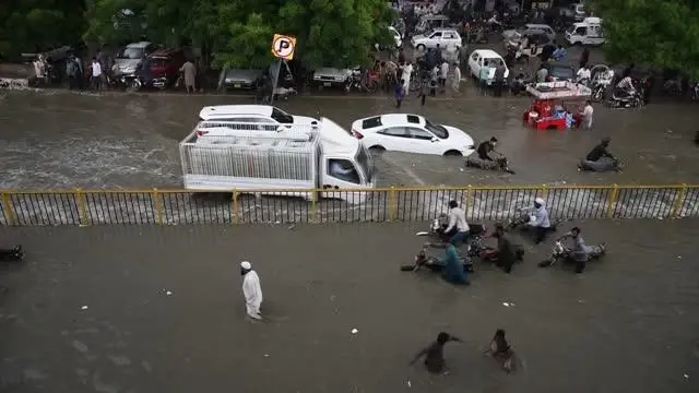 Pakistan'ın Karaçi şehrinde aşırı yağışlar hayatı olumsuz etkiledi