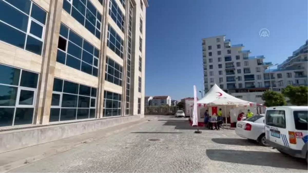 Polisler Türk Kızılaya destek vermek için sıraya girdi