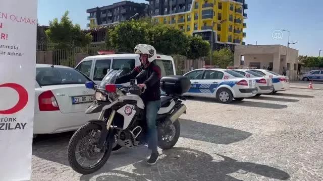Polisler Türk Kızılaya destek vermek için sıraya girdi