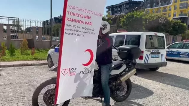 Polisler Türk Kızılaya destek vermek için sıraya girdi