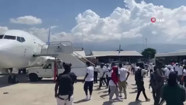 Sınır dışı edilen Haitililer, Texas uçağına yeniden binmeye çalıştı