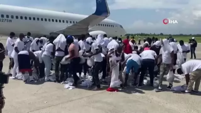 Sınır dışı edilen Haitililer, Texas uçağına yeniden binmeye çalıştı