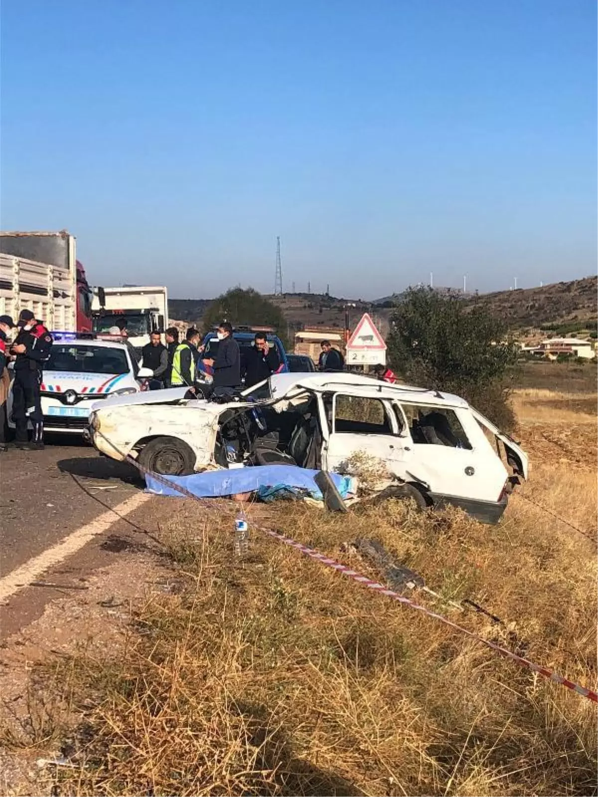 TIR'a çarpan otomobilin sürücüsü öldü, 4 kişi yaralandı