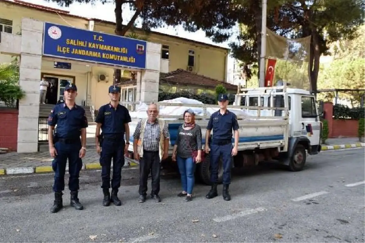 'Tüccarız' diyerek 64 ton kuru üzümü çaldılar