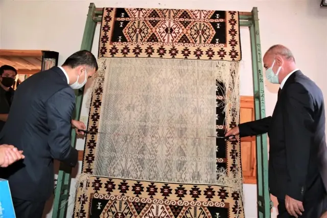 Tuşba'da kilim ve halı kursuna katılanlara sertifikaları verildi