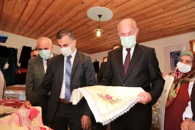 Tuşba'da kilim ve halı kursuna katılanlara sertifikaları verildi