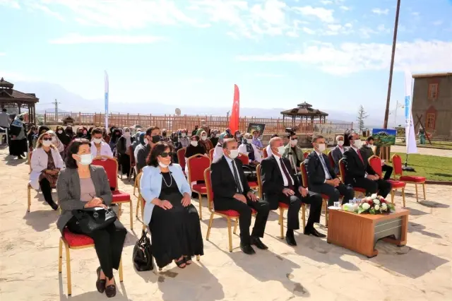 Tuşba'da kilim ve halı kursuna katılanlara sertifikaları verildi