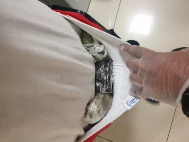 Son dakika haberi... Uyuşturucuyla uçağa binmeye çalışan zanlı gözaltına alındı