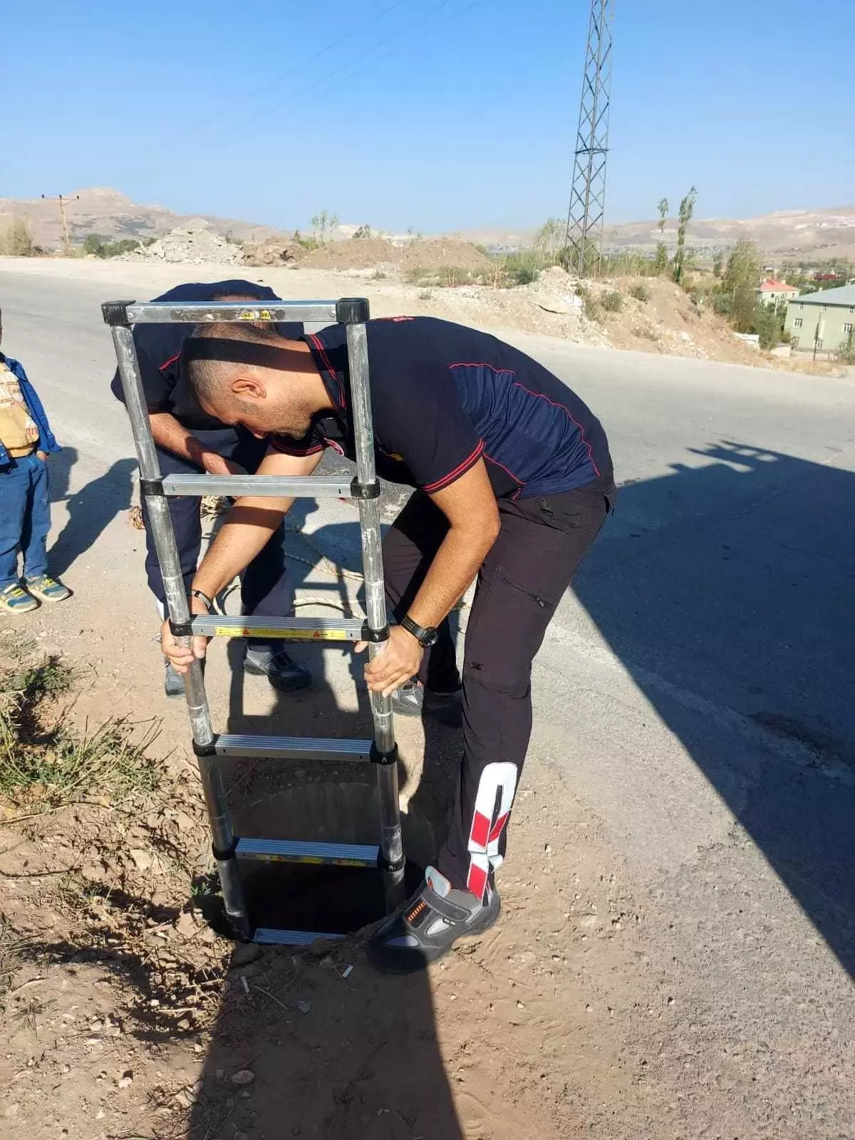 Yağmur suyu tahliye kuyusuna düşen kuzu kurtarıldı