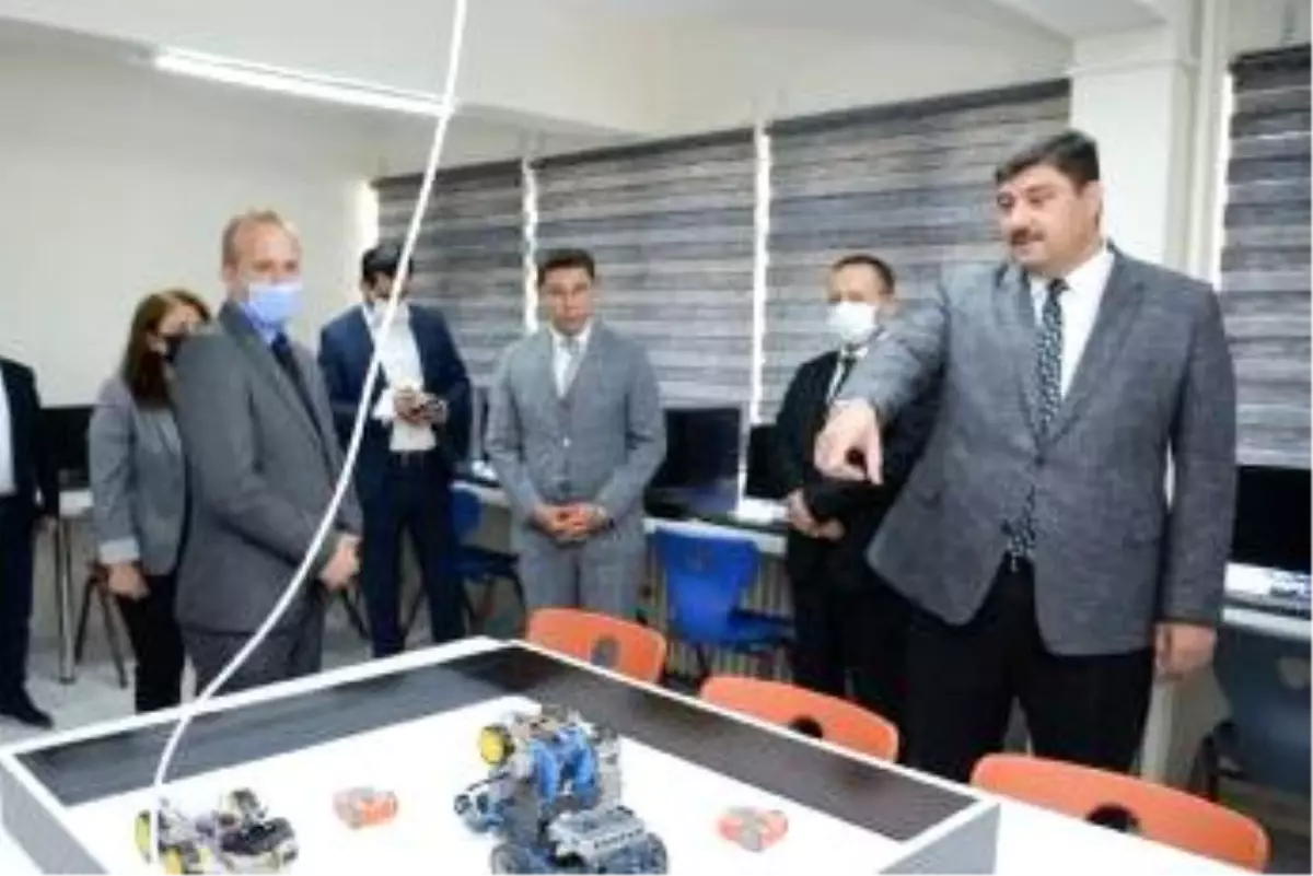 Ankara'nın Kahramankazan ilçesinde genç mucitler için robotik ve kodlama atölyesi kuruldu