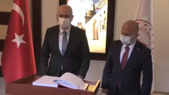 Bakan Karaismailoğlu Ağrı'da temaslarda bulundu