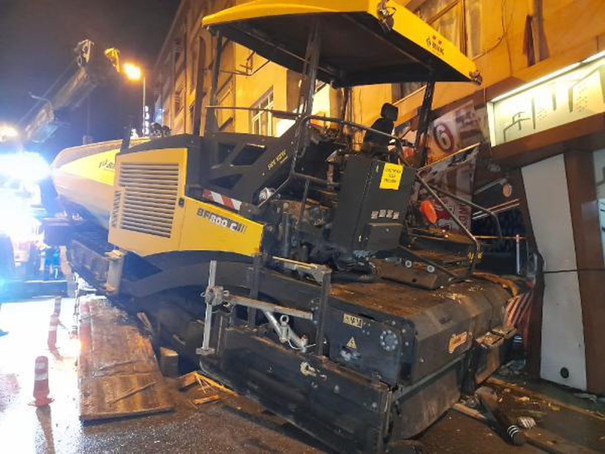 BAYRAMPAŞA'DA TIR'DAN İNDİRİLİRKEN KAYAN İŞ MAKİNASI İŞ YERİNE ÇARPTI