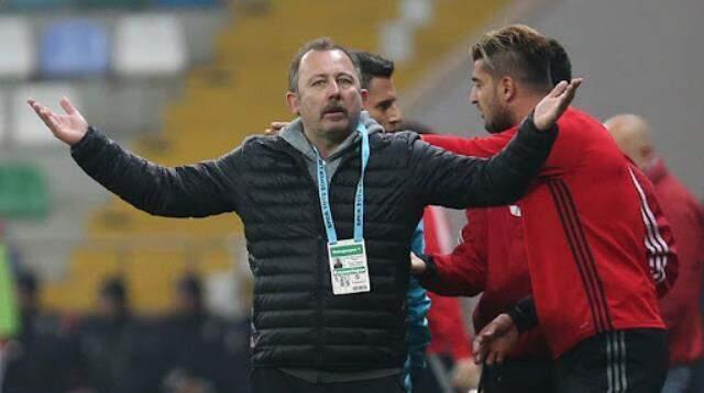 Beşiktaş'ta saat başı sakatlık haberi gelmeye başladı! Montero da sakatlandı, oynayabilecek 15 kişi kaldı Beşiktaş'ta saat başı sakatlık haberi gelmeye başladı! Montero da sakatlandı, oynayabilecek 15 kişi kaldı