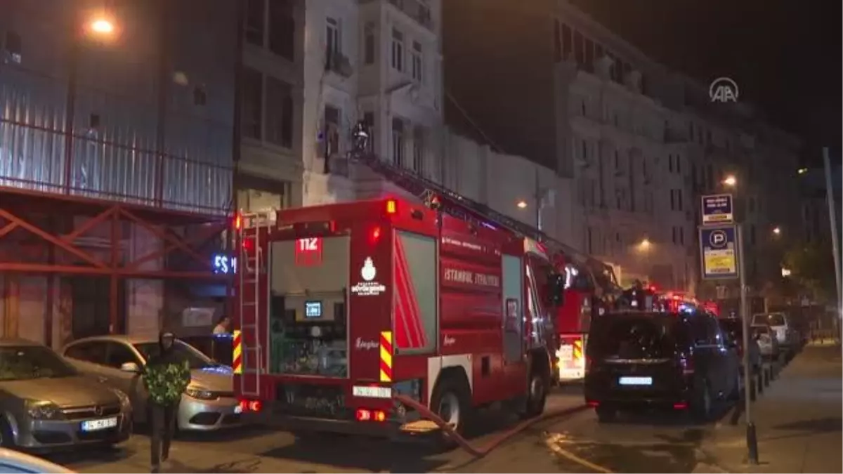 Beyoğlu'ndaki iş merkezinde çıkan yangın söndürüldü