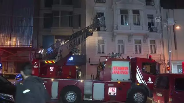 Beyoğlu'ndaki iş merkezinde çıkan yangın söndürüldü