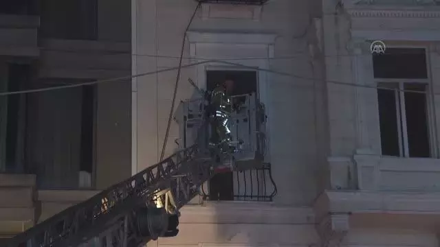 Beyoğlu'ndaki iş merkezinde çıkan yangın söndürüldü