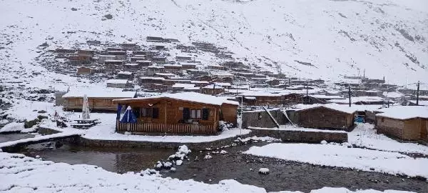 Doğu Karadeniz'de yaylalar beyaza büründü