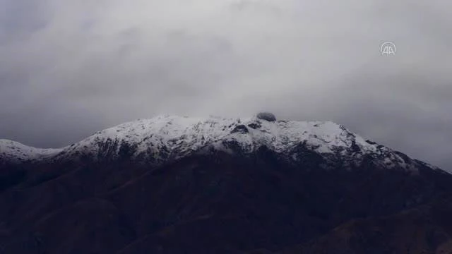 Erzincan'ın doruklarına mevsimin birinci karı yağdı