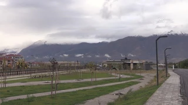 Erzincan'ın doruklarına mevsimin birinci karı yağdı