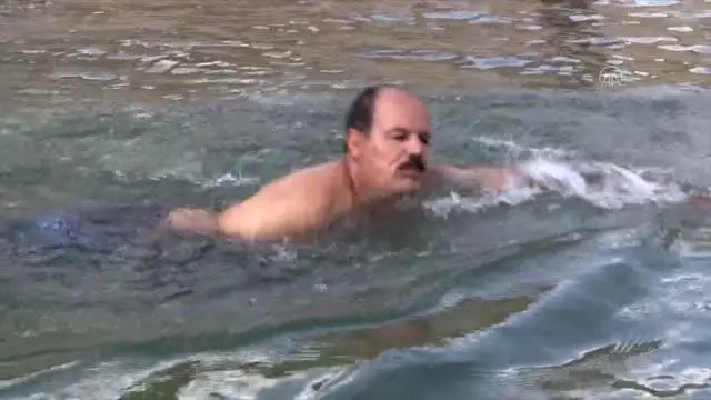 GAZİANTEP - Tek bacağıyla yüzmede Türkiye şampiyonu olan sporcu azmiyle örnek oluyor