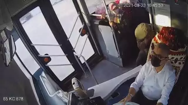 OTOBÜS ŞOFÖRÜ, KALP MASAJI YAPIP, GÜZERGAH DEĞİŞTİREREK HAYAT KURTARDI