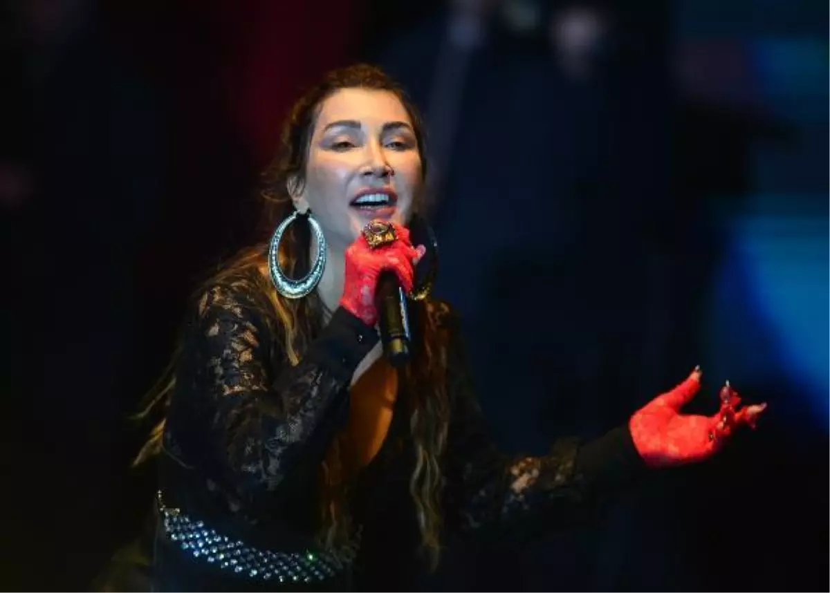 Hande Yener, Bursa'da hastalar için sahne aldı