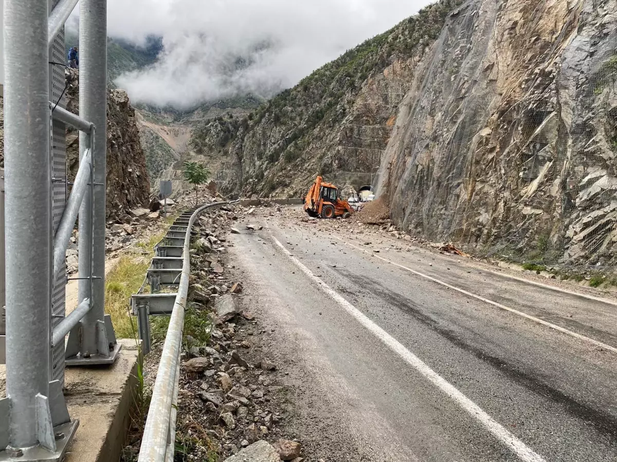 Heyelan nedeniyle kapanan Artvin-Yusufeli yolu ulaşıma açıldı