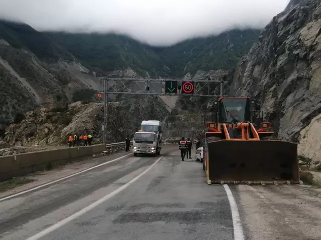 Heyelan nedeniyle kapanan Artvin-Yusufeli yolu ulaşıma açıldı