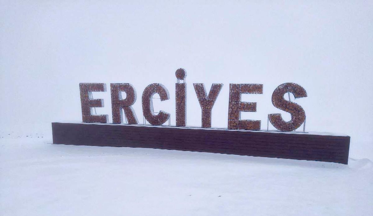 İç Anadolu'nun en yüksek dağı Erciyes'e kar yağdı