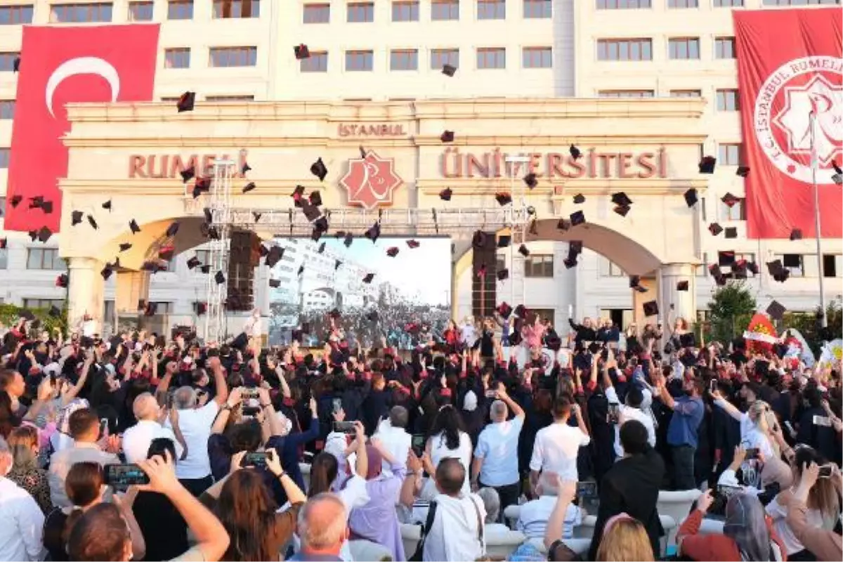 istanbul rumeli universitesi nde mezuniyet coskusu yasandi