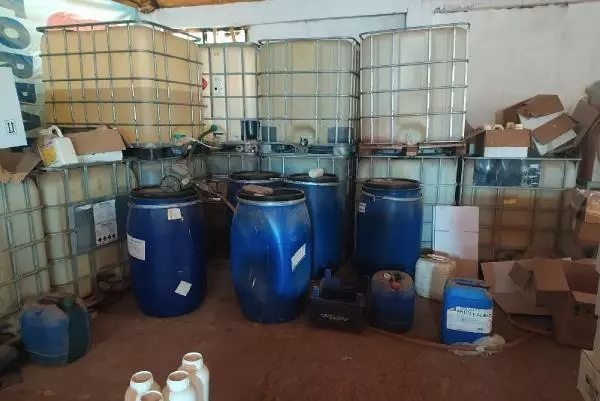 İzinsiz ve tarihi geçmiş tarım ilaçlarını satmaya çalışırken yakalandı