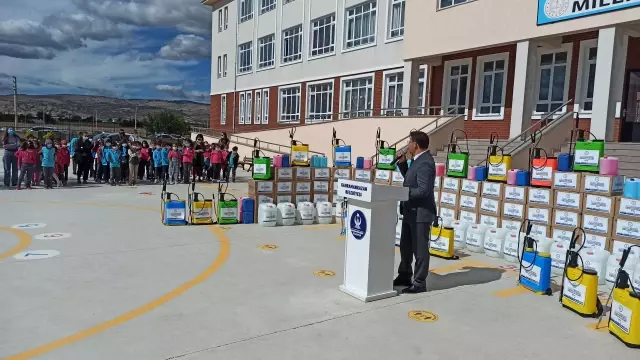 Kahramankazan'da okullara hijyen seti dağıtıldı