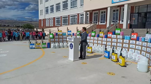 Kahramankazan'da okullara hijyen seti dağıtıldı