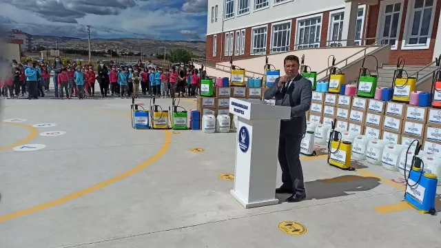 Kahramankazan'da okullara hijyen seti dağıtıldı