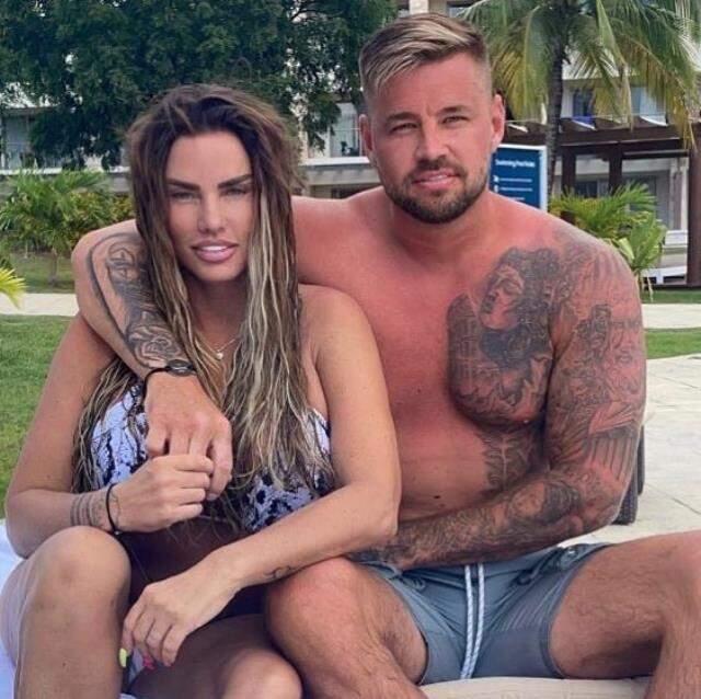 Katie Price, kuaförde kebap yerken milyonluk yüzüğüyle adeta hava attı