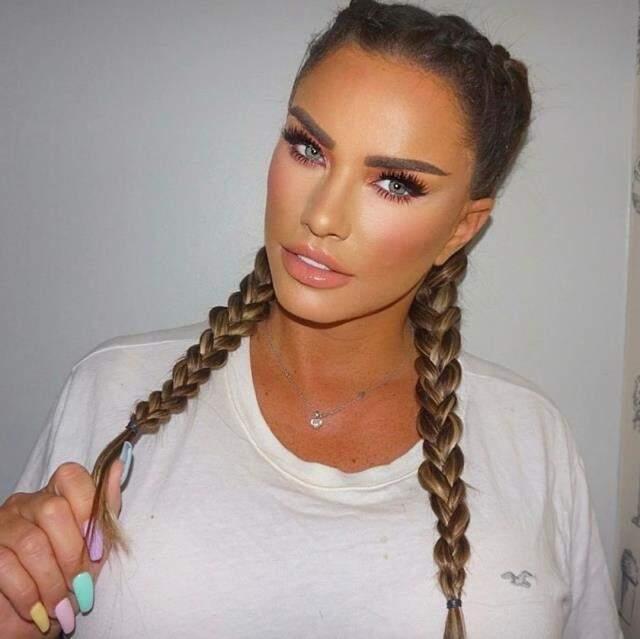 Katie Price, kuaförde kebap yerken milyonluk yüzüğüyle adeta hava attı