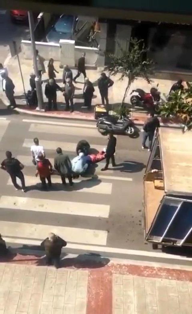 kosarak yola atlayan kadina motosiklet carpti 3 14417907 o