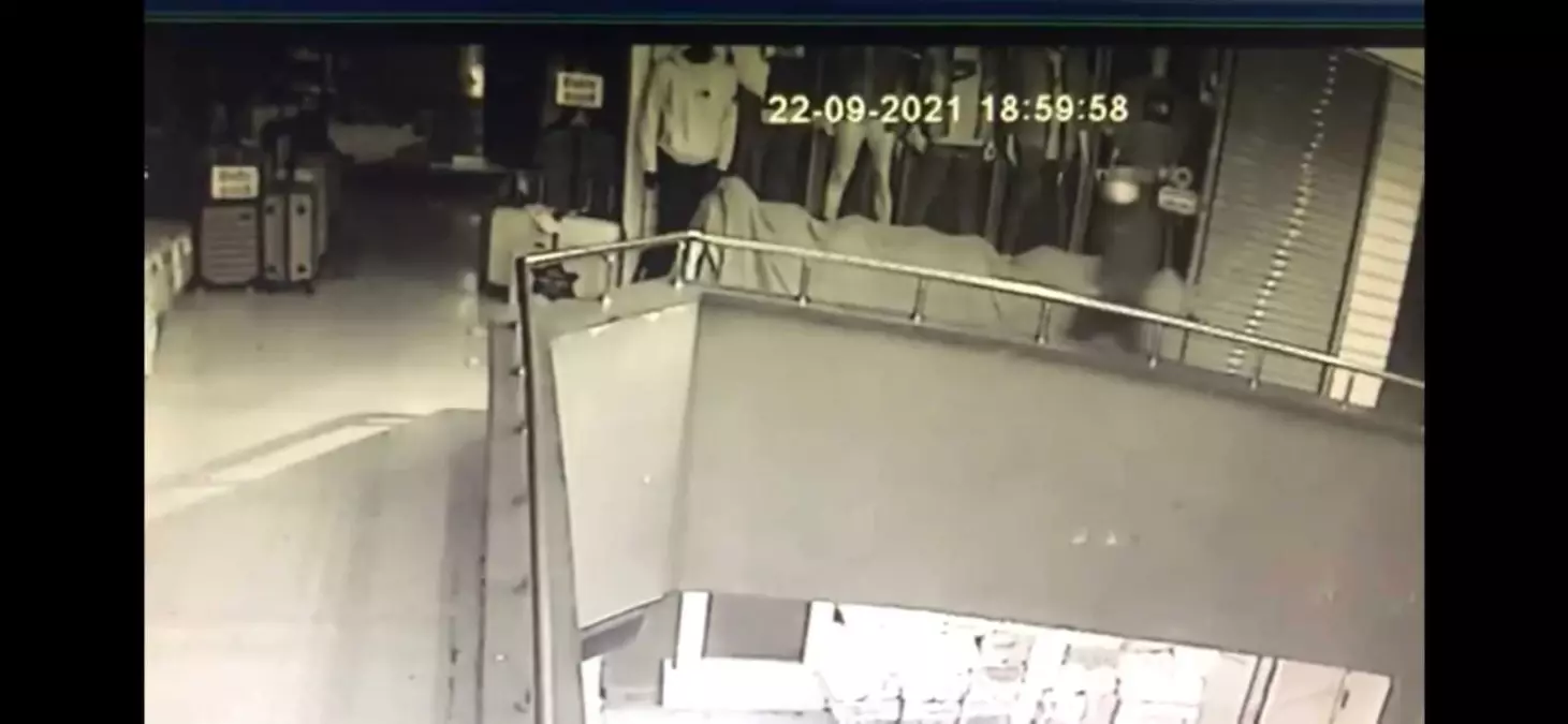 Mağazadan 10 dakikada 2 valiz ve 3 mont çalan şahıs yakalandı
