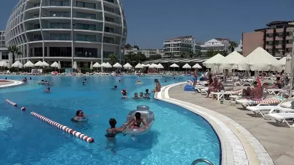 MARMARİS'E KASIM ORTASINA KADAR 100 BİN İNGİLİZ TURİST GELİYOR