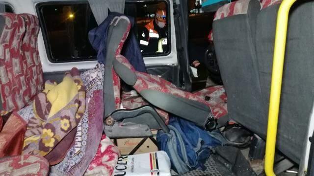 Mevsimlik tarım işçilerini taşıyan minibüs tıra arkadan çarptı: 2'si bebek 17 yaralı