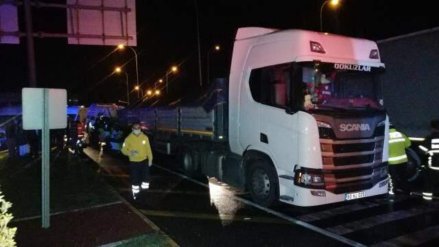 Mevsimlik tarım işçilerini taşıyan minibüs tıra arkadan çarptı: 2'si bebek 17 yaralı