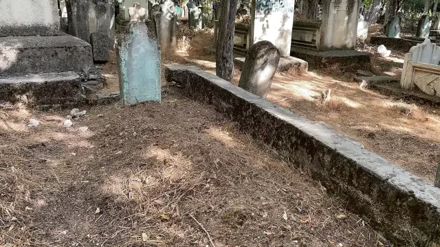 Mezarlıkta toprağa yarı gömülü bulunan bebek tedavi altına