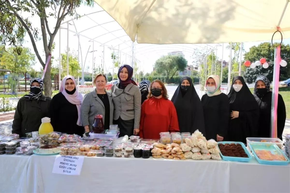 'Nar Kadınları' Ninelerle birlikte el emeklerini satışa çıkardı