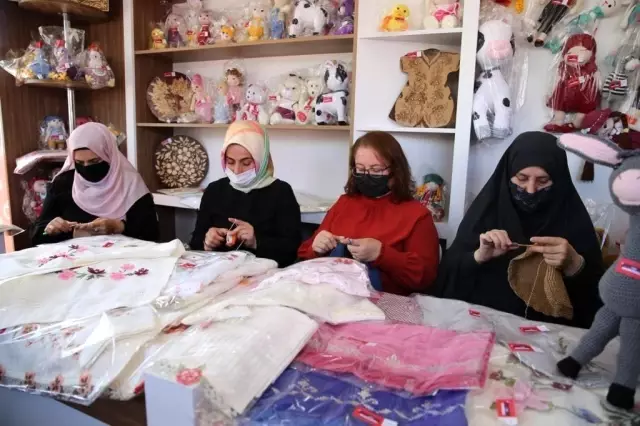 'Nar Kadınları' Ninelerle birlikte el emeklerini satışa çıkardı