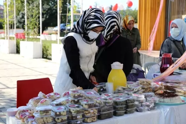 'Nar Kadınları' Ninelerle birlikte el emeklerini satışa çıkardı