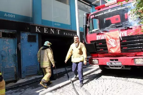 Son dakika: ŞİŞLİ'DE İŞ MERKEZİNİN ÇATISINDA YANGIN